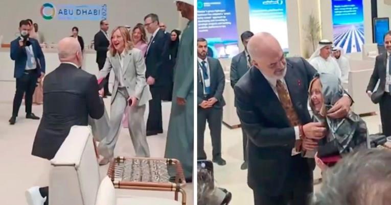 Еди Рама падна на колена пред Мелони, ѝ испеа песна и ѝ подари шал (ВИДЕО)