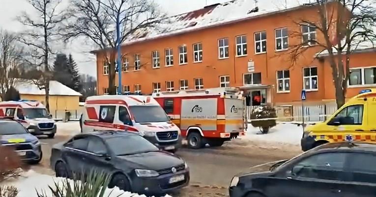 Заменик-директорка и ученик се убиени во напад со нож во училиште во Словачка (ВИДЕО)