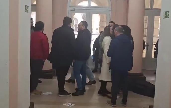 Полицијата избрка советници и пратеници кои го блокираа градското собрание во Нови Сад