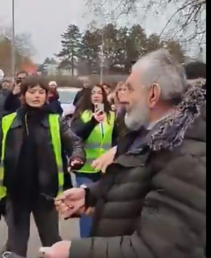 Видео: Постар маж со нож им се закануваше на студенти на Медицинскиот факултет во Нови Сад