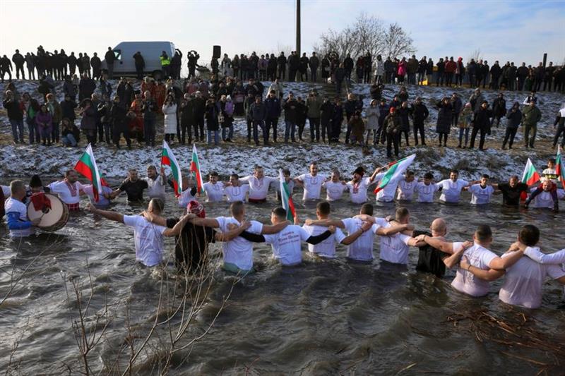 Бугари за Водици со зурли и тапани играат оро во реката (ВИДЕО)