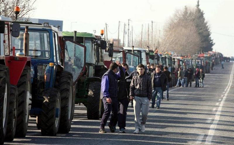 Грчките земјоделци се заканија дека ќе блокираат патишта кон Македонија