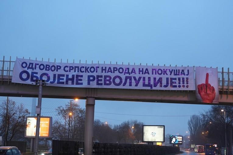 Фото:Транспаренти со крвава рака која покажува среден прст во Белград