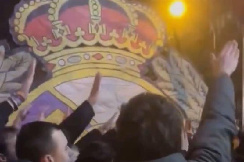 Скандал на навивачите на Реал: Со нацистички поздрав го бркаат Флорентино Перез (ВИДЕО)