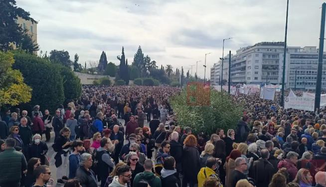 Масовни демонстрации во Грција за железничката несреќа кај Темпи – инциденти на крајот