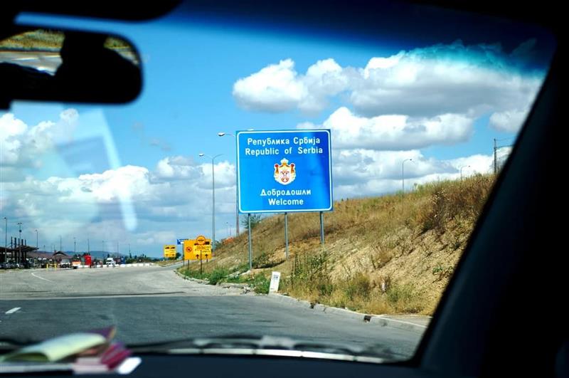 Македонец во Србија возел 184 км/ч, па удрил во полициско возило и повредил полицаец