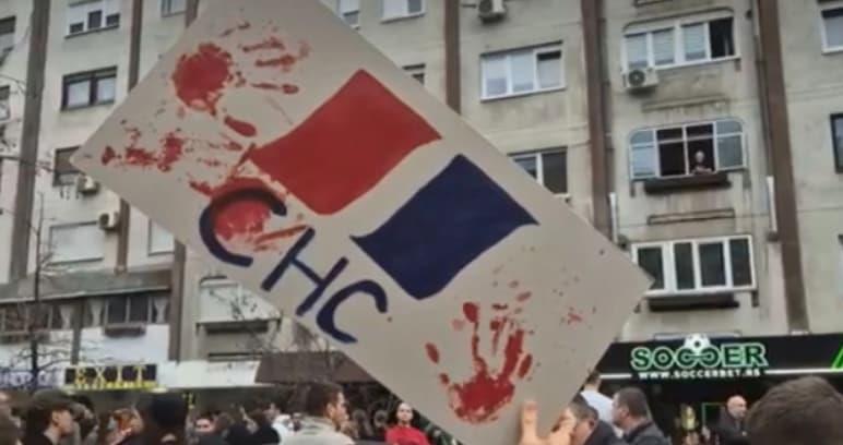 Масовни протести во Нови Сад поради тепање студенти, носат транспаренти - „Уапсете го Вучиќ!“