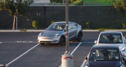 Видео: Возилата на „Tesla“ сами се превезуваат од фабриката до складиштето