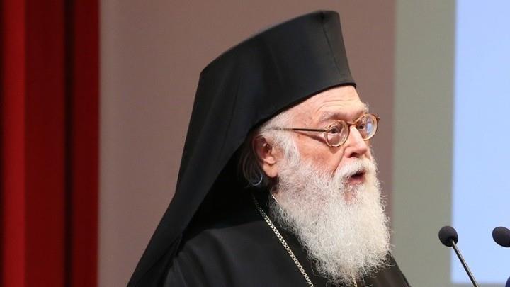 Поглаварот на Албанската православна црква Анастасиос денеска ќе биде погребан во Тирана