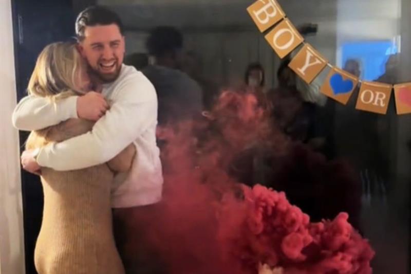 Правеле забава за откривање на пол на бебето- за малку ќе ги задушеле гостите (ВИДЕО)