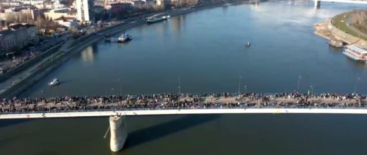 Блокадата на „Мостот Слобода“ во Нови Сад траеше цела ноќ, студентите спиеја на улица