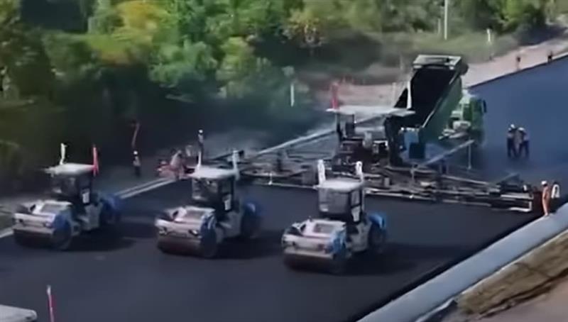 Во Кина роботи асфалтирале 158 километри автопат, не работел ниту еден човек (ВИДЕО)