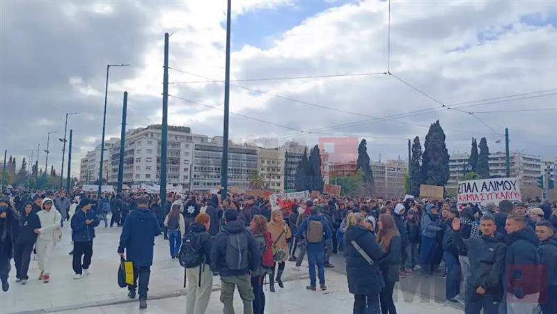 Мирен и масовен протест во Атина поради железничката несреќа кај Темпи