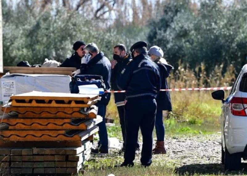 Драма во Грција: Забарикадиран маж убил две лица, се заканува со граната (ВИДЕО)