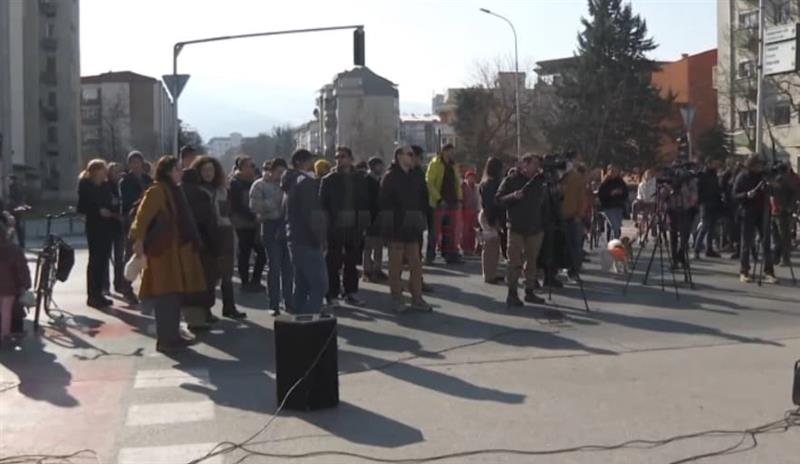 Граѓаните на протест на крстосницата пред ЗОО Скопје порачаа дека не се чувствуваат безбедно