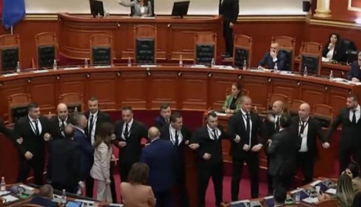Тензично во албанскиот Парламент, седницата прекината