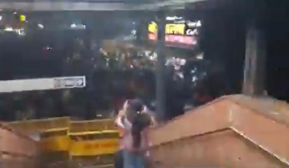 Видео:Најмалку 18 загинати во стампедо на железничка станица во Њу Делхи