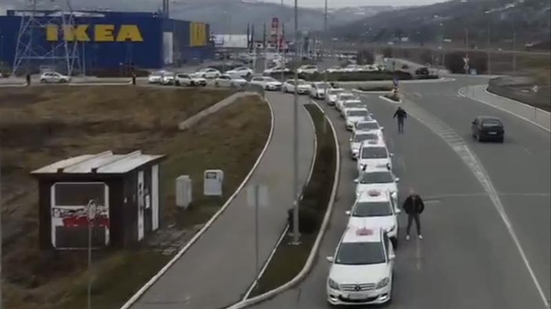 Стотици таксисти ги враќаат студентите кои пешачеа три дена до Крагуевац