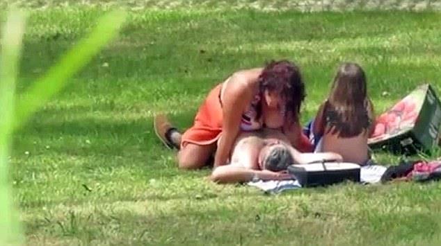 Фото: Перверзно и срамно: Родители во парк имаат секс пред детето!