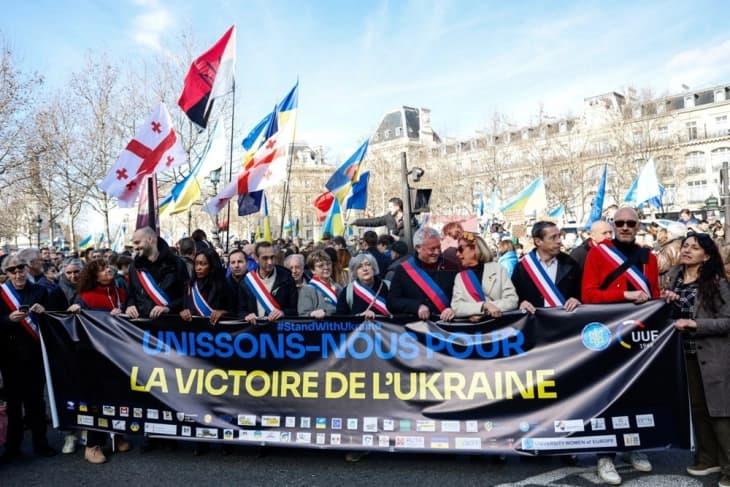 „Да се обединиме за победа“ – масовен протест за Украина во Париз