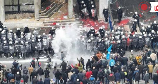 Судир меѓу полиција и граѓаните во Нови Сад