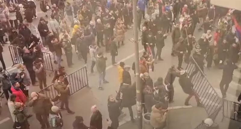 Во Нови Сад приведени петмина опозиционери