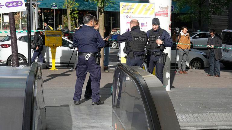 Драма во Париз: Маж вооружен со ножеви нападнал полицајци на автобуска, тие пукале  