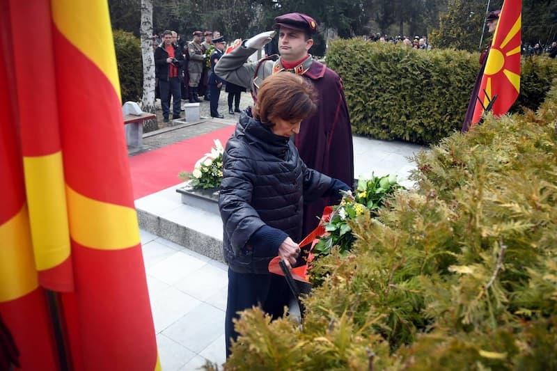 Сиљановска-Давкова положи венец на вечните почивалишта на претседателот Борис Трајковски 