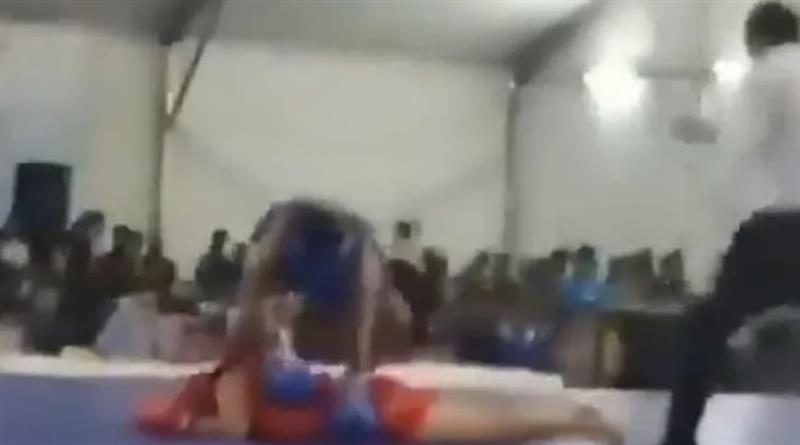 ММА борач (21) колабира среде натпревар и почина (Вознемирувачко видео) 