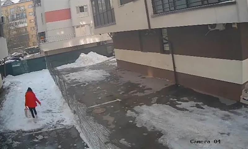 Ужас во Романија: Купишта снег паднаа врз жена на улица- веднаш почина (ВИДЕО)