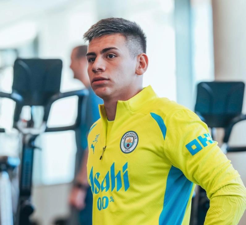 Аргентинскиот тинејџер Ечевери пристигна во Манчестер сити