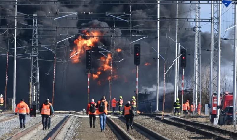 Се запали товарен воз во Чешка, на помош пристигнаа и пожарникари од Словачка (ВИДЕО)
