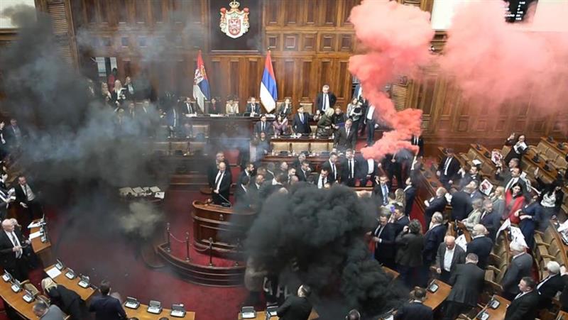 Видео- фото: Српската опозиција фрли димни бомби на собраниска седница, има повредени