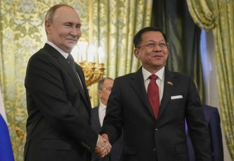 Шефот на мјанмарската хунта го нарече Путин „крал“ за време на посетата на Кремљ