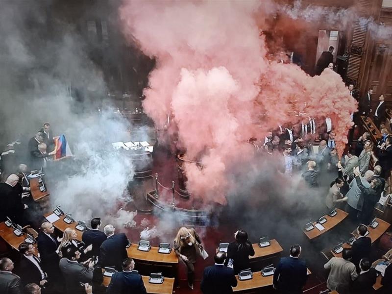 Еврокомесарката за проширување изрази загриженост поради немирите во српскиот парламент