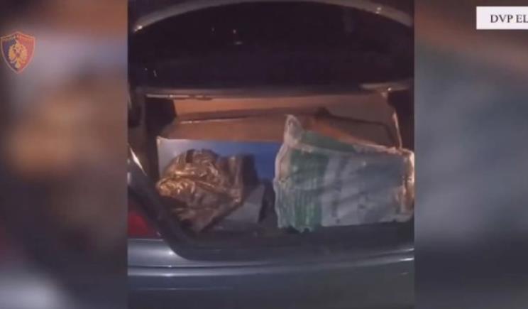 Албанската полиција спречила шверц на оружје и фалсификувани документи наменети за Македонија