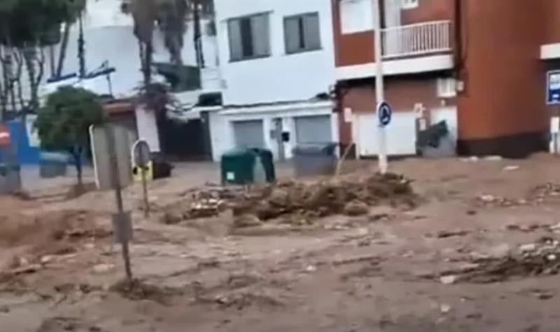 Страшно невреме беснее на Канарите: Автомобили однесени во море, евакуација во Валенсија(ВИДЕО)
