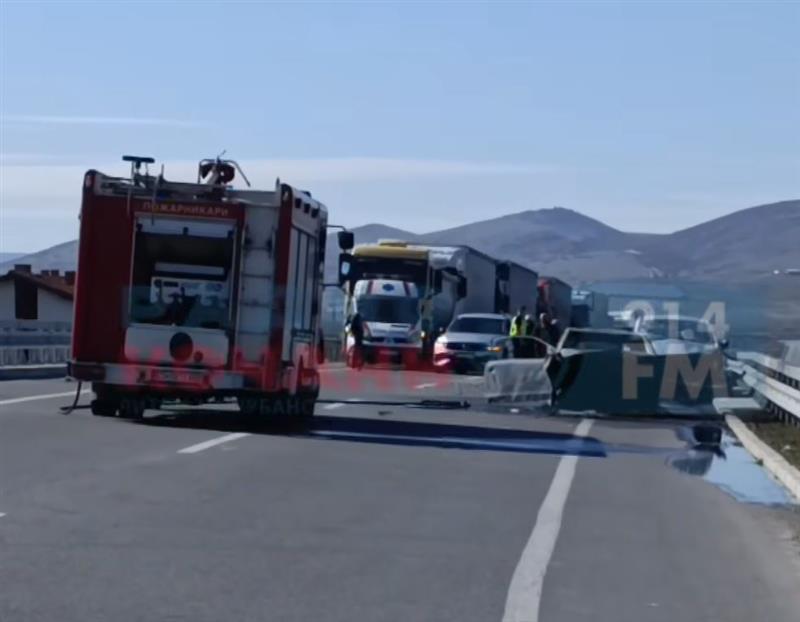 Фото: Две лица загинаа во тешка сообрќајна несреќа на експресниот пат Штип – Кочани