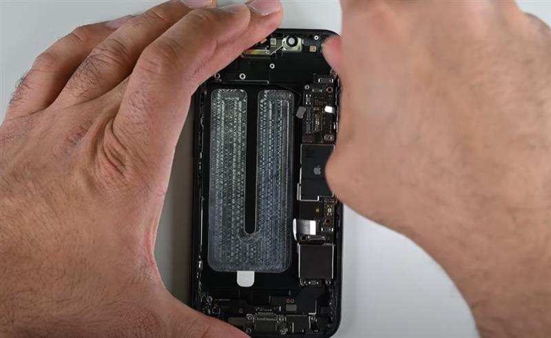 Видео: Расклопен „iPhone 16e“, еве што има внатре