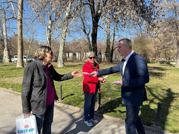 Наместо цвеќиња за 8 Март, Герасимовски подели билети за претстава во Театар Комедија