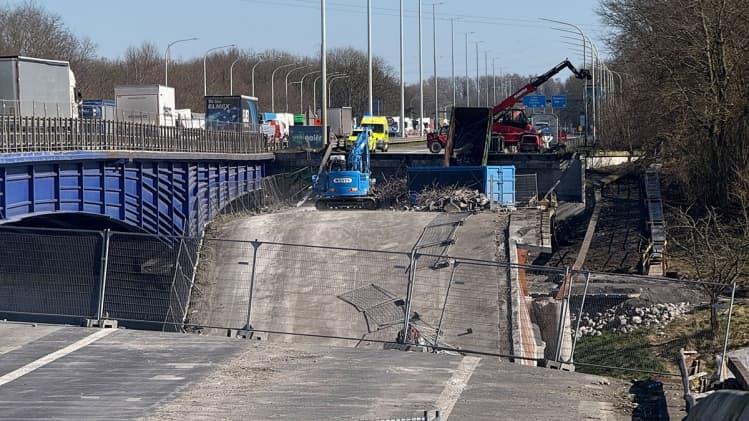 Се урна мост во Белгија: Бетонот повлече работници и кранови, има загинати и повредени (ВИДЕО)