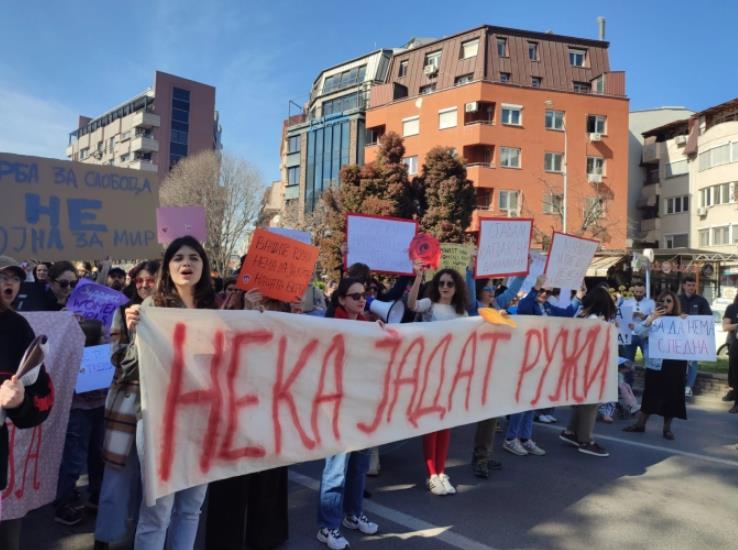 Скопје маршира за женски права: „Нека јадат ружи!“