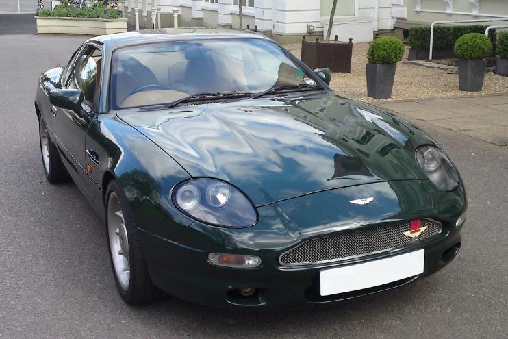 Се продава Aston Martin DB7, кој му припаѓал на Елтон Џон