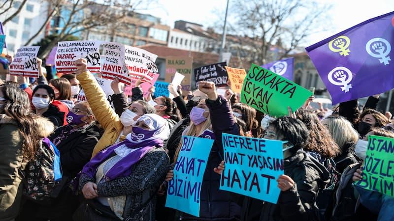 Турските власти приведоа повеќе од 100 лица на Меѓународниот ден на жената