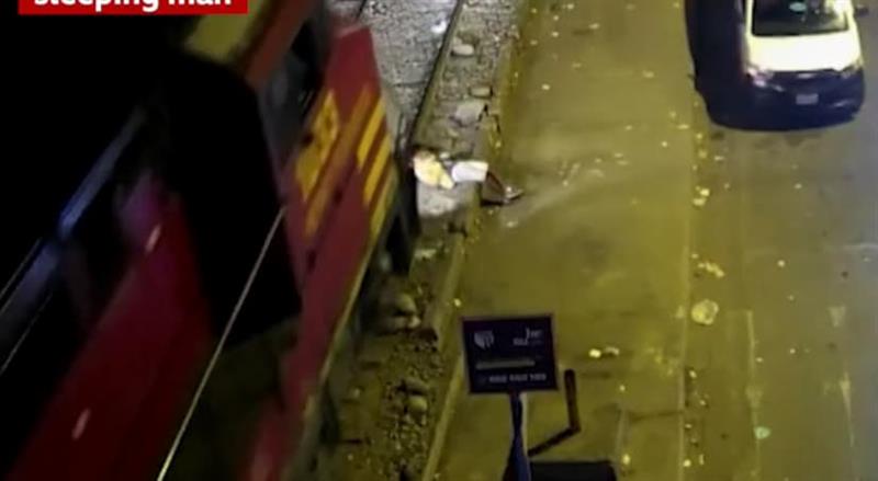 Маж имал неверојатна среќа: Заспал на шините кога поминал воз (ВИДЕО)