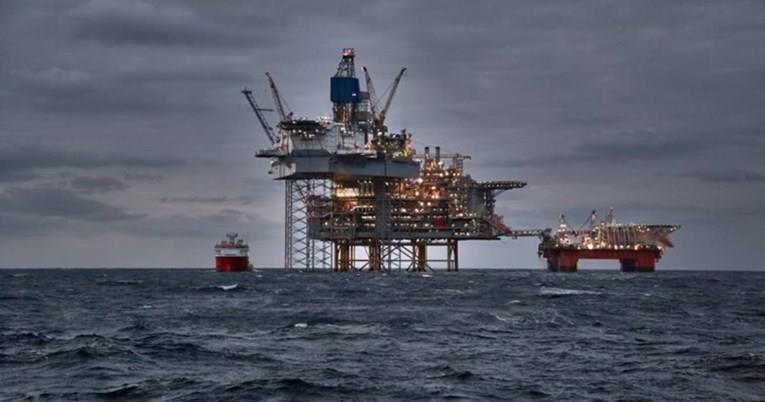 Цените на нафтата продолжуваат да се намалуваат на почетокот на новата недела