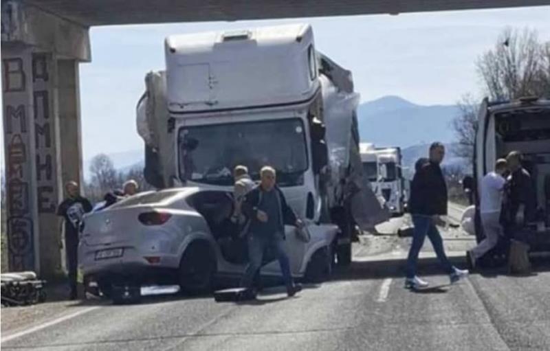 37 годишен битолчанец и 42 годишен Британец загинаа во судир на камион и автомобил кај Битола