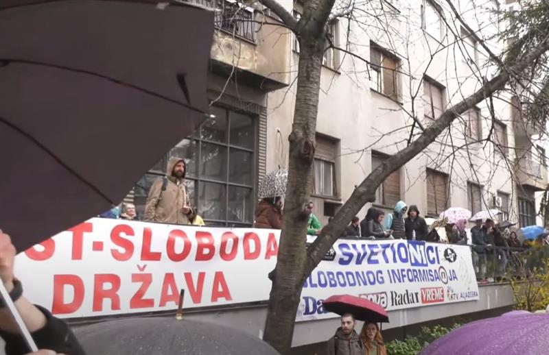 Српските студенти ги блокираа влезовите на РТС и РТВ, полицијата е распоредена во двете згради