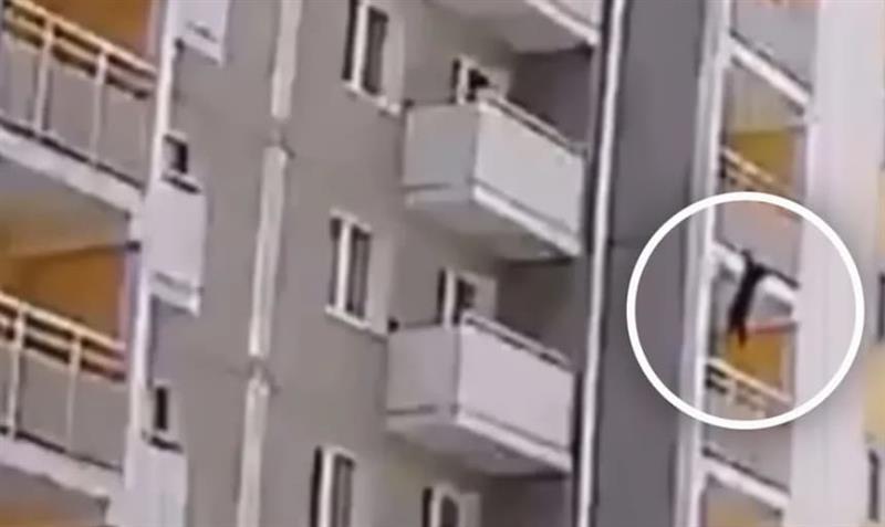 Девојче виси од балкон на висококатница, соседот ја спаси во последен момент (ВИДЕО)