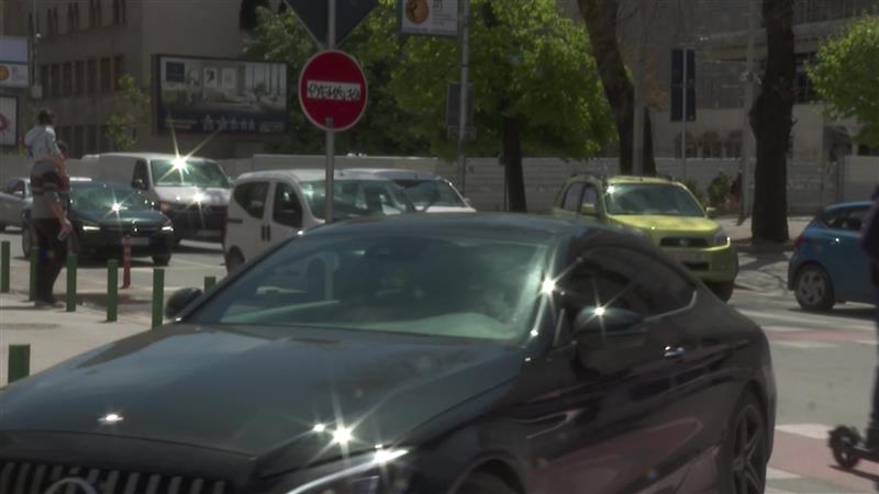 автомобил
